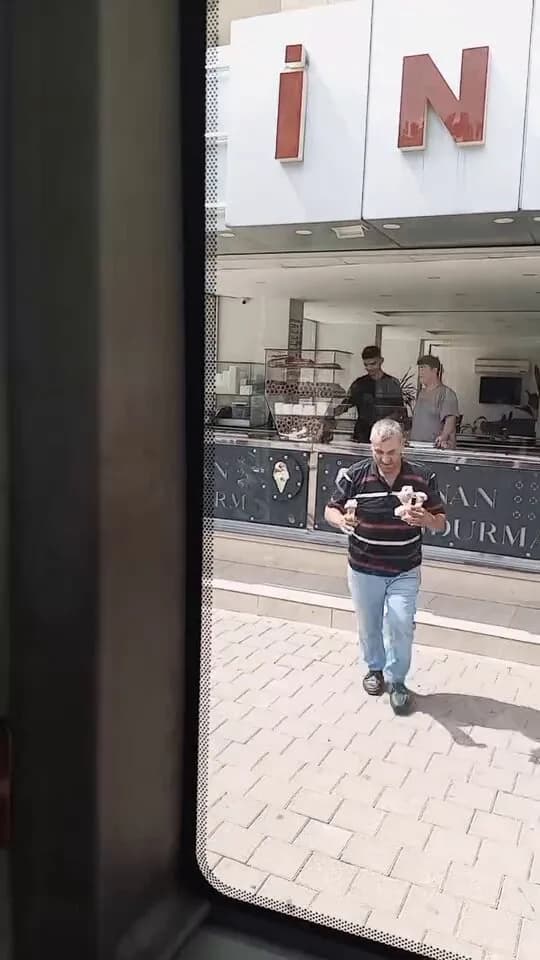 Adana'da Otobüs Şoförü Yolcularına Sıcaktan Sıcaklara Karşı Dondurma İyiliği Yaptı