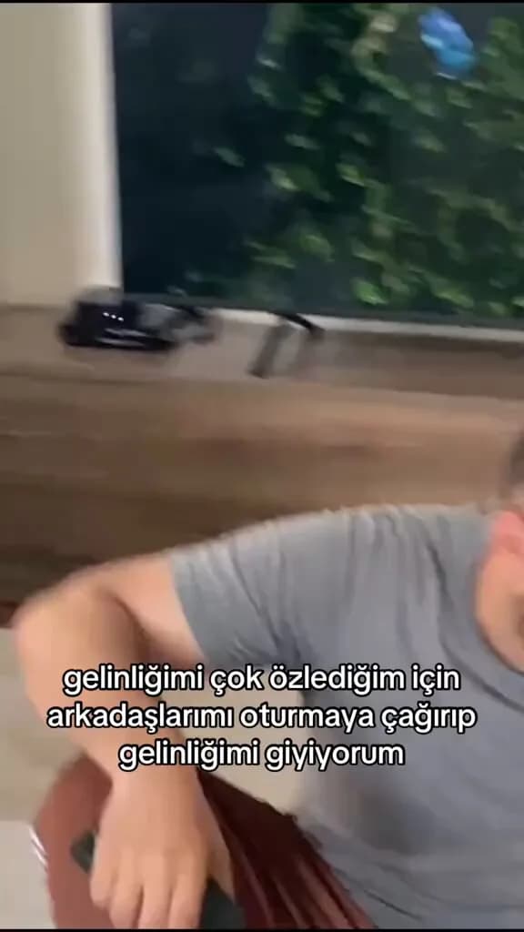 Gelinliğini Sadece Bir Keçe Giymiş Olan Genç Kadın Arkadaşlarıyla Yeniden Giyerek Mutluluk Yaşadı