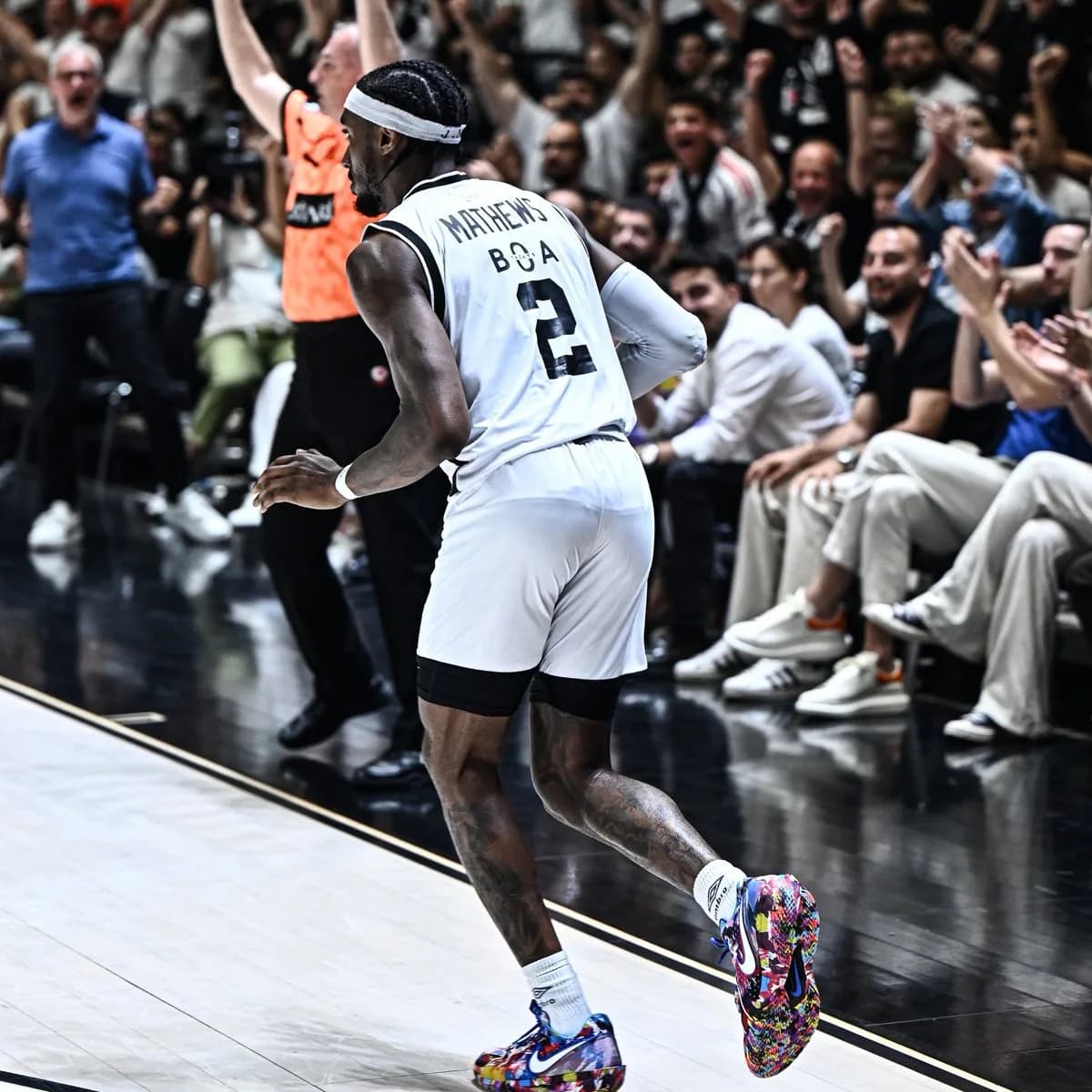 Beşiktaş Anadolu Efes'i Farklı Mağlup Etti: BSL Yarı Final Serisi Eşitlendi