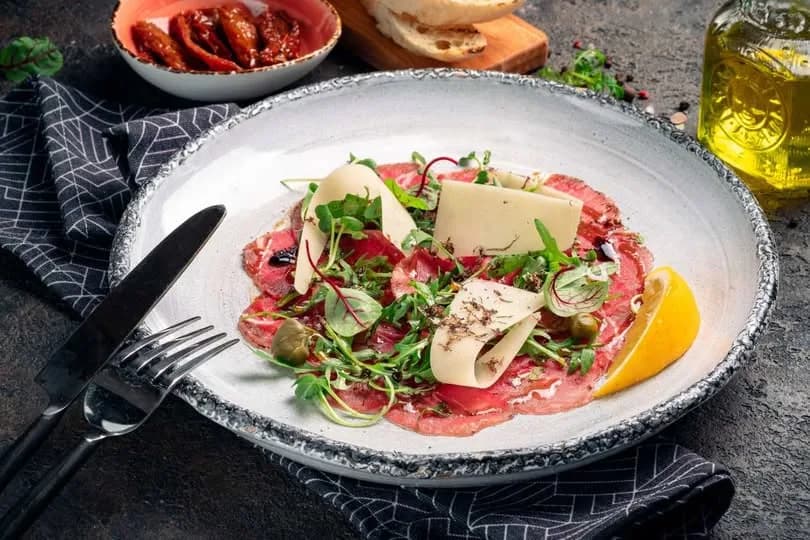 Carpaccio Nedir? İtalyan Mutfağının Eşsiz Lezzeti Hakkında Bilmeniz Gerekenler