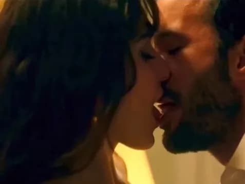 Hande Erçel ve Barış Arduç'un 'Aşkı Hatırla' Dizisindeki Sevişme Sahnesi Sosyal Medyada Tartışma Yaratıldı