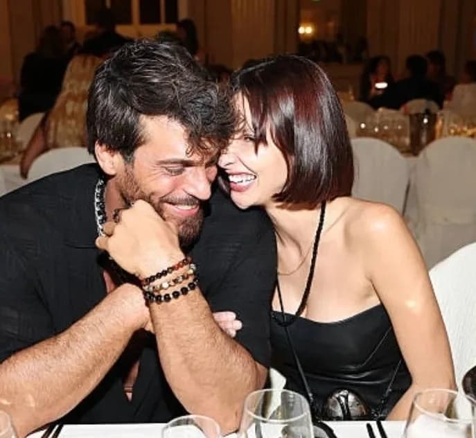 Can Yaman Yeni Aşkıyla Kırmızı Halıda Görüntülendi
