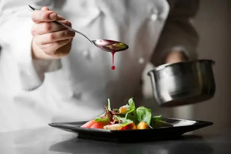 Demi Chef Nedir? Görevleri, Sorumlulukları ve Kariyer Yolları