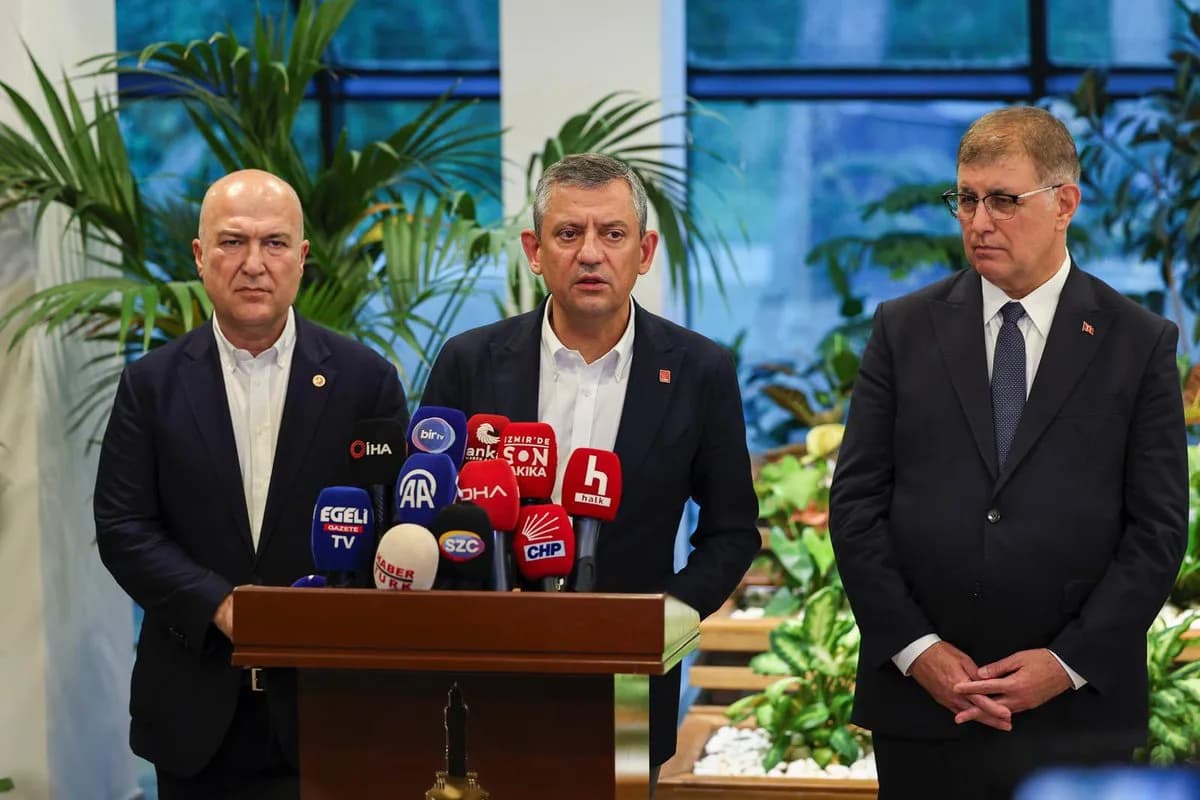 CHP Genel Başkanı Özgür Özel İzmir'de Cemil Tugay ile Buluştu