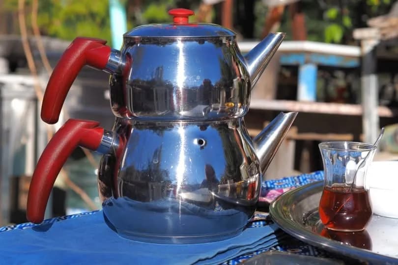 Çaydanlık Nasıl Parlatılır? Doğal Yöntemlerle Işıltılı Çay Keyfi