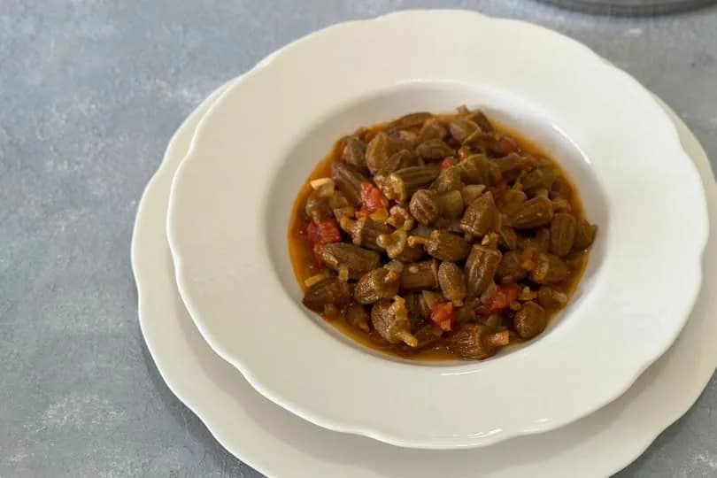 Zeytinyağlı Kuru Bamya Tarifi: Limonlu Lezzet Şöleni