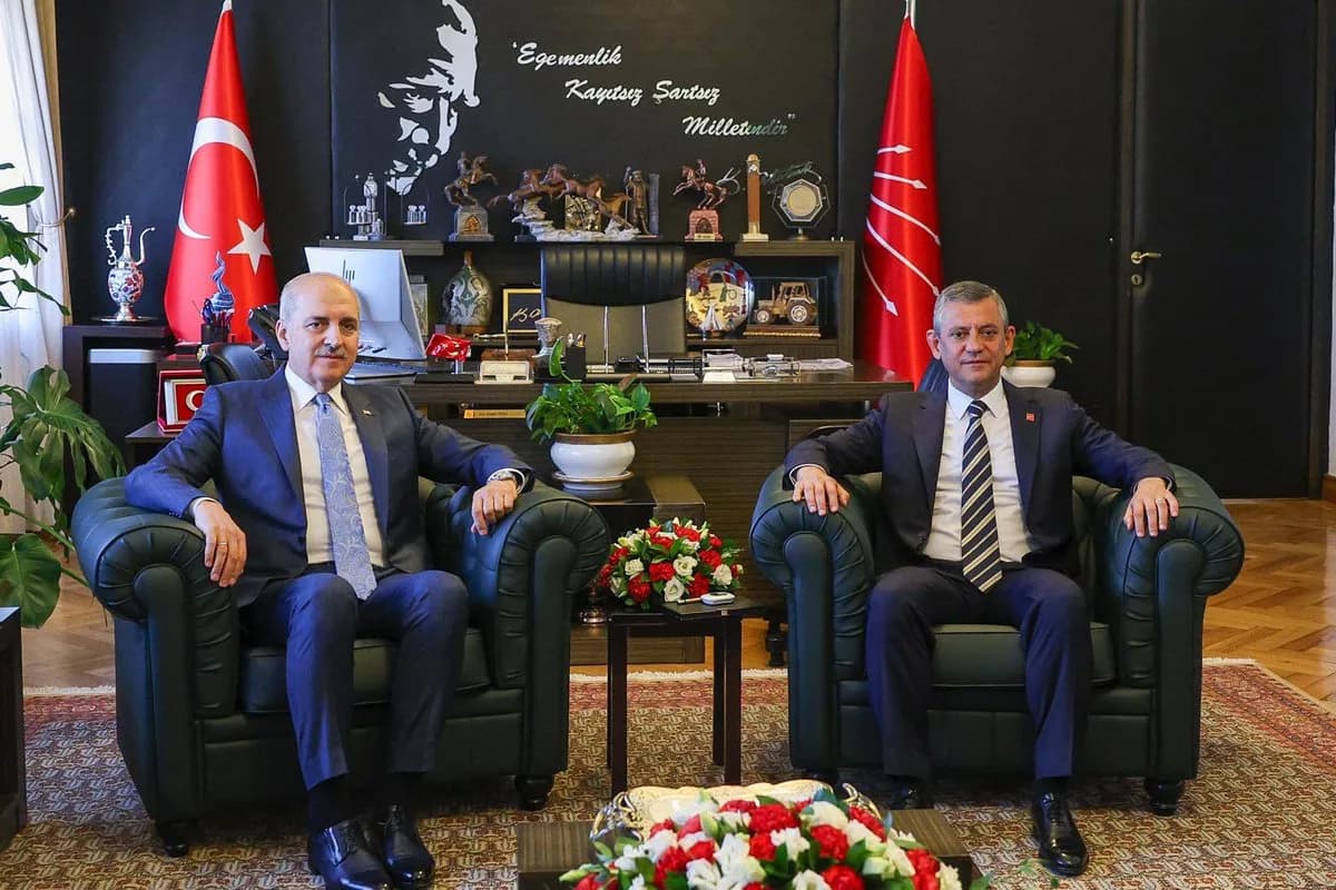 CHP Genel Başkanı Özgür Özel, TBMM Başkanı Kurtulmuş ile Görüştü