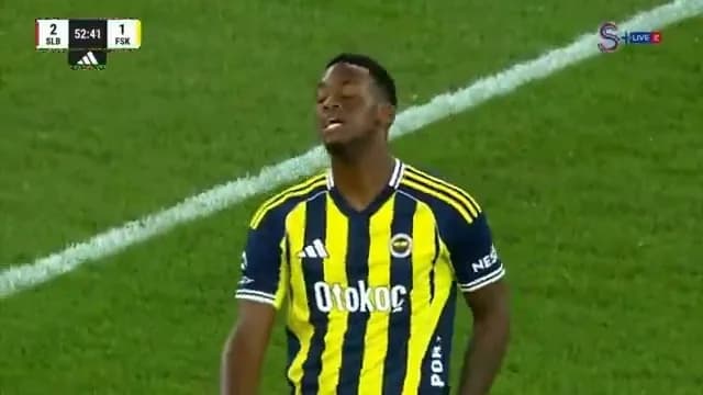 Jhon Duran'ın Şutu Direkte Patladı: Maçta Kritik An