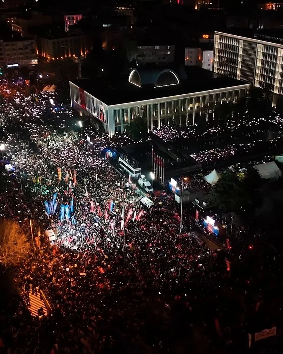 CHP'den Halkın Gücüne Vurgu: "Tehditlere Karşı Birlik Daha Güçlü Yaptırır"