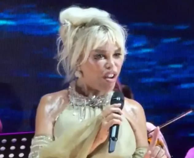 Ajda Pekkan, Harbiye'de Pırlantalı Maskeyle Sahneye Çıktı
