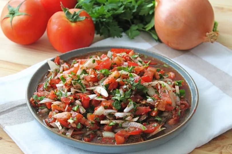 Türk Mutfağının Ferahlatıcı Dokunuşu: 20 Pratik Salata Tarifi
