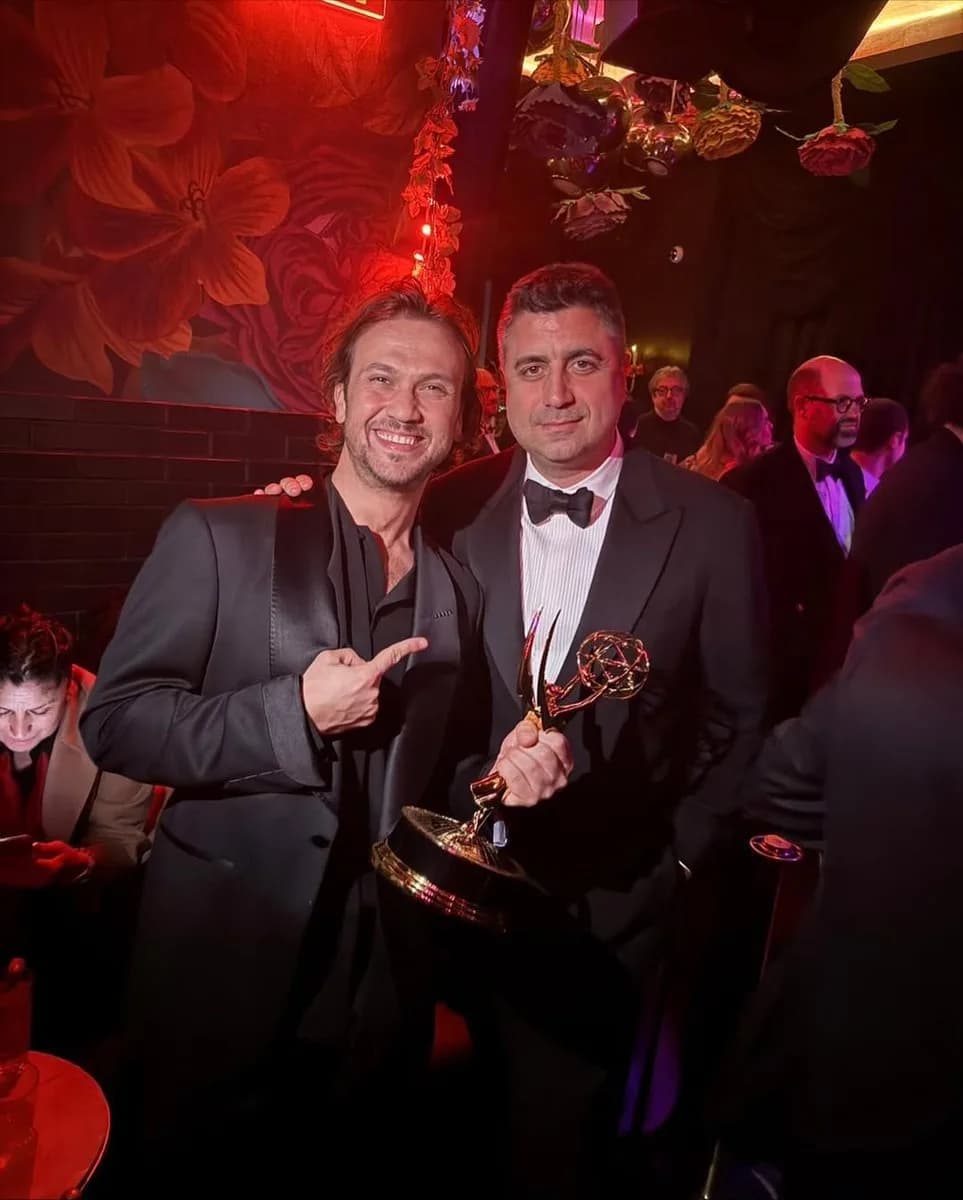 Aras Bulut İynemli'nin Başrolünü Üstlendiği 'Deha' Dizisi Uluslararası Emmy Ödülü Kazandı