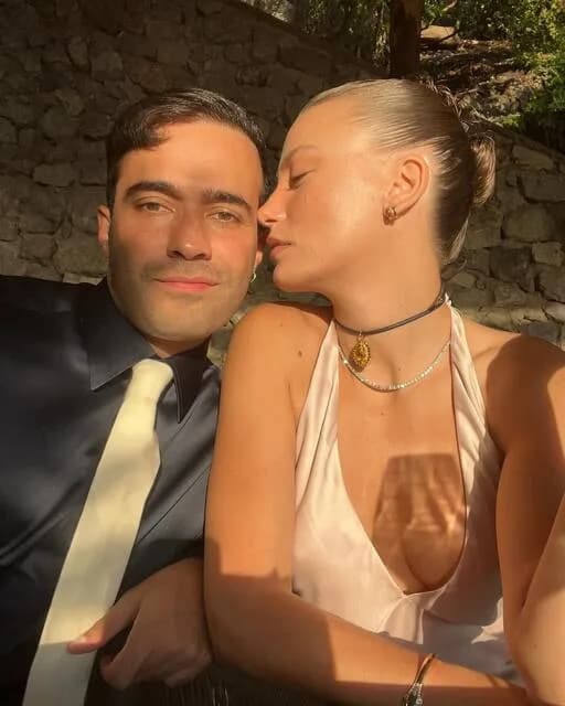 Mert Demir, Sevgilisi Serenay Sarıkaya'ya Her Sabah Çiçek ve Kahve Götürüyor