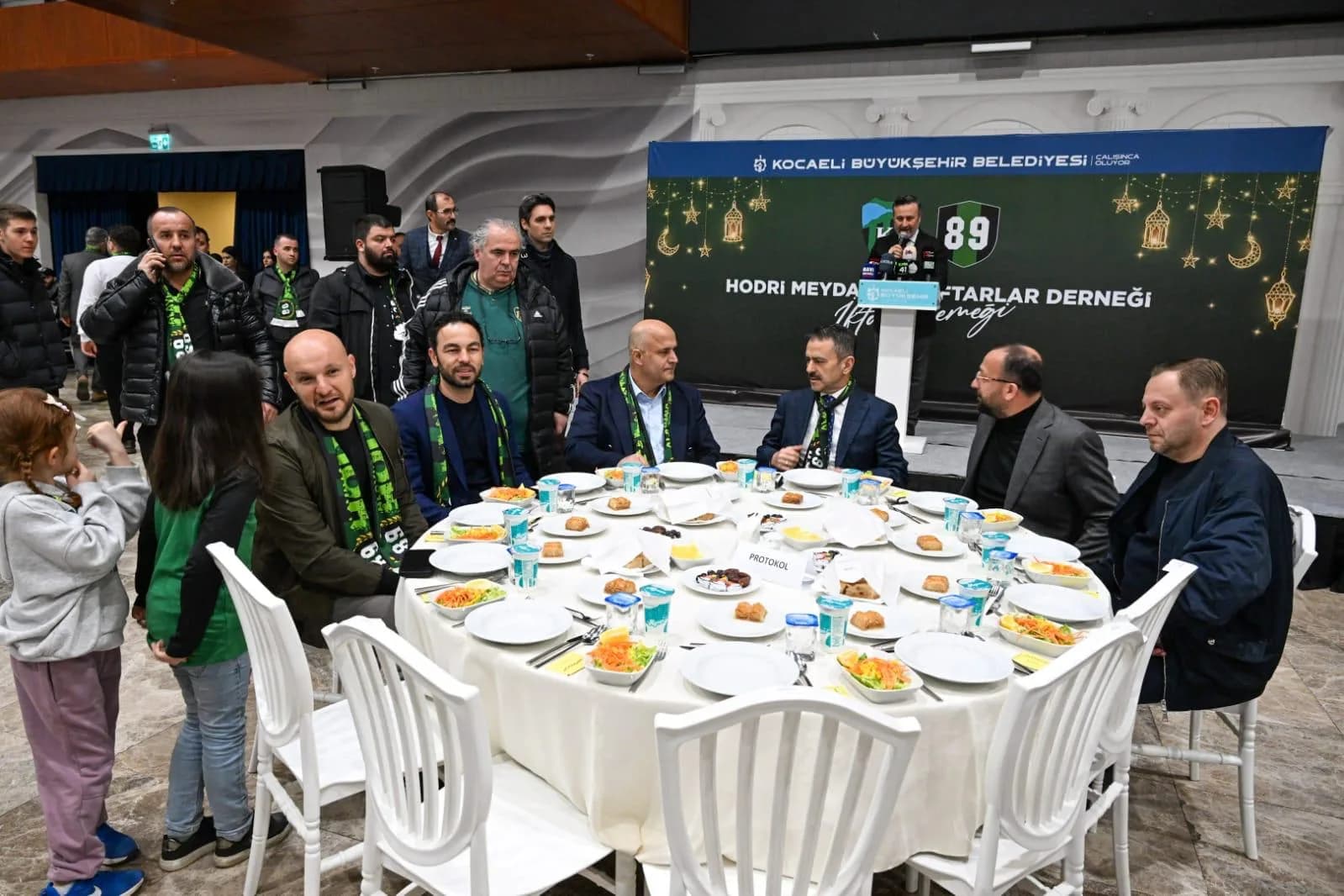 Vali İlhami Aktaş Kocaelispor Taraftarıyla Buluştu: Hodri Meydan Programına Yoğun İlgi