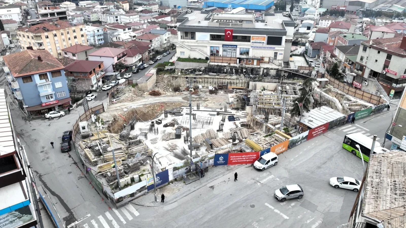 Kocaeli Büyükşehir Belediyesi Dilovası Kent Meydanı Projesi’nde Çalışmalar Sürüyor