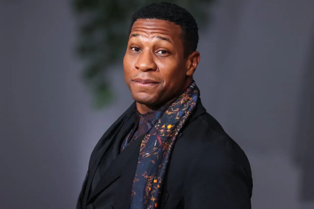 Jonathan Majors Film Çekiminde Pencereden Düştü: Ekip İşi Bıraktı