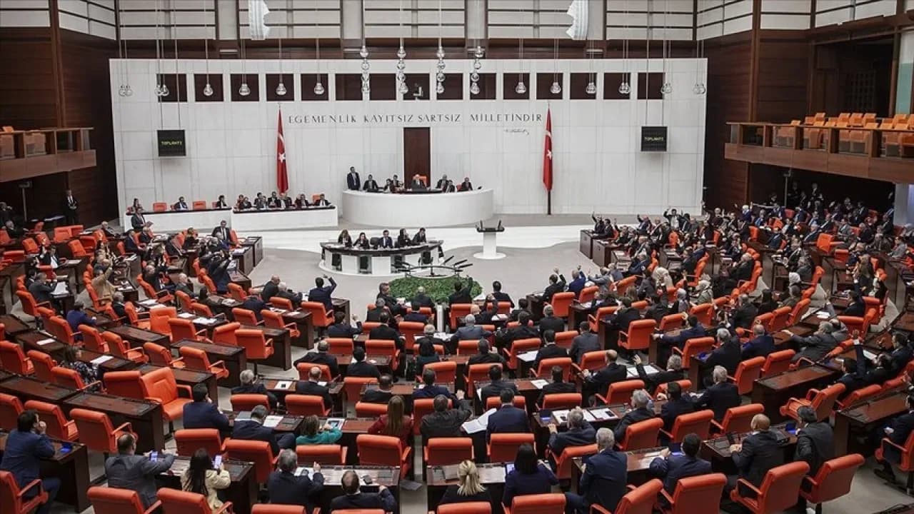 TBMM'de Hayatları Değiştirecek Teklif: Doğum İzni 24 Haftaya Çıkıyor, Sosyal Medyaya 15 Yaş Sınırı