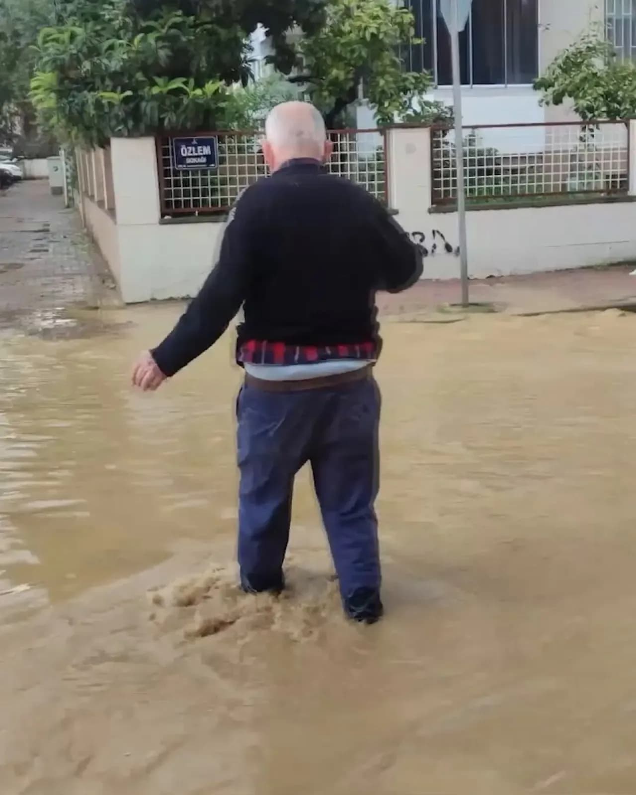 Ödemiş'te Sağanak Yağmur Trafiği Kilitledi: Sürücüler Zor Anlar Yaşadı