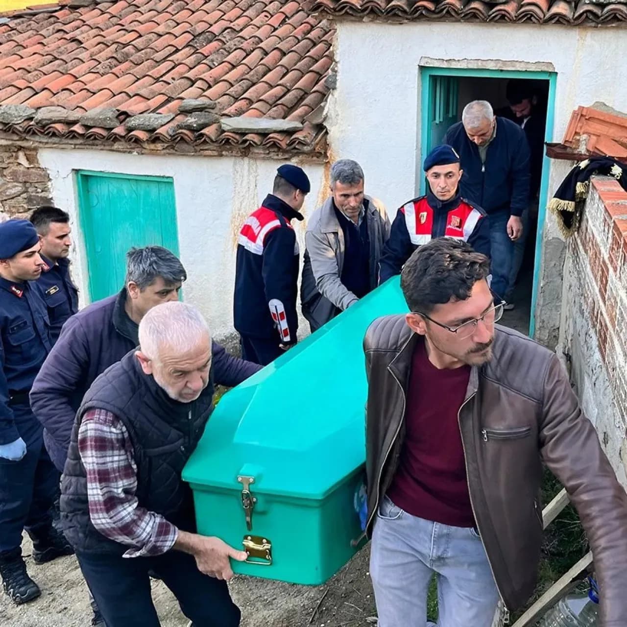 Manisa'da 82 Yaşındaki Vatandaş Kilerde İntihar Etti