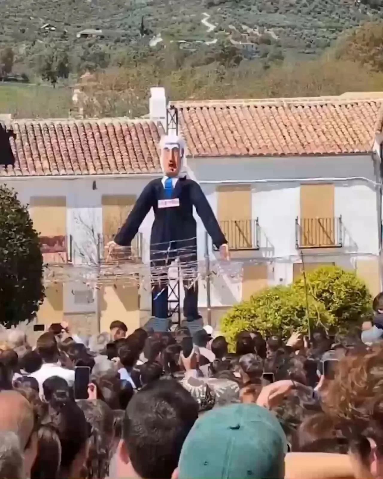 İspanya'da Paskalya Festivalinde Netanyahu Kuklası Yakıldı