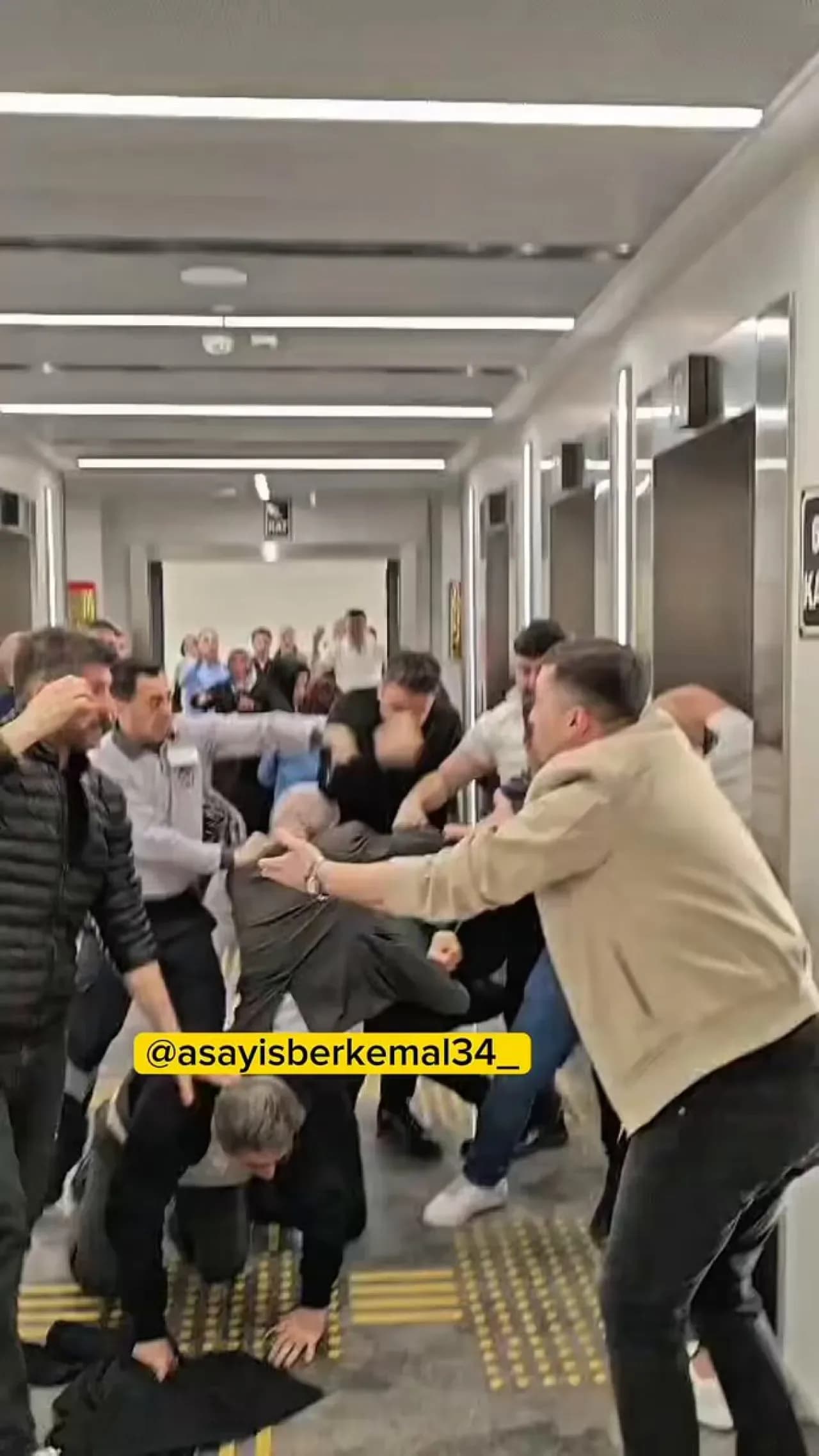 İstanbul'da Adliye Çıkışı Kavga: Boşanma Duruşması Sonrası Gerilim