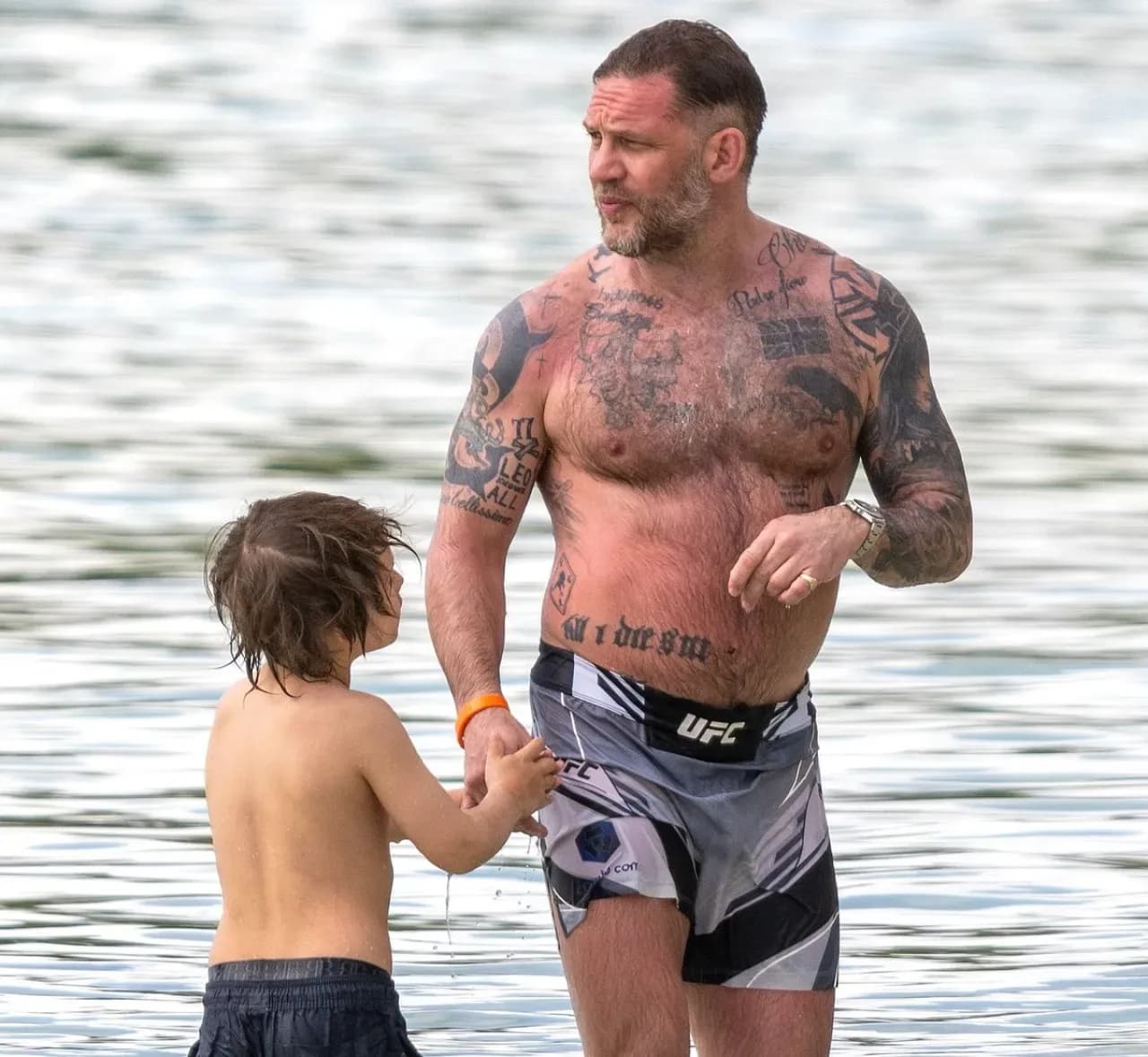 Tom Hardy Ailesiyle Keyifli Bir Tatil Molasında