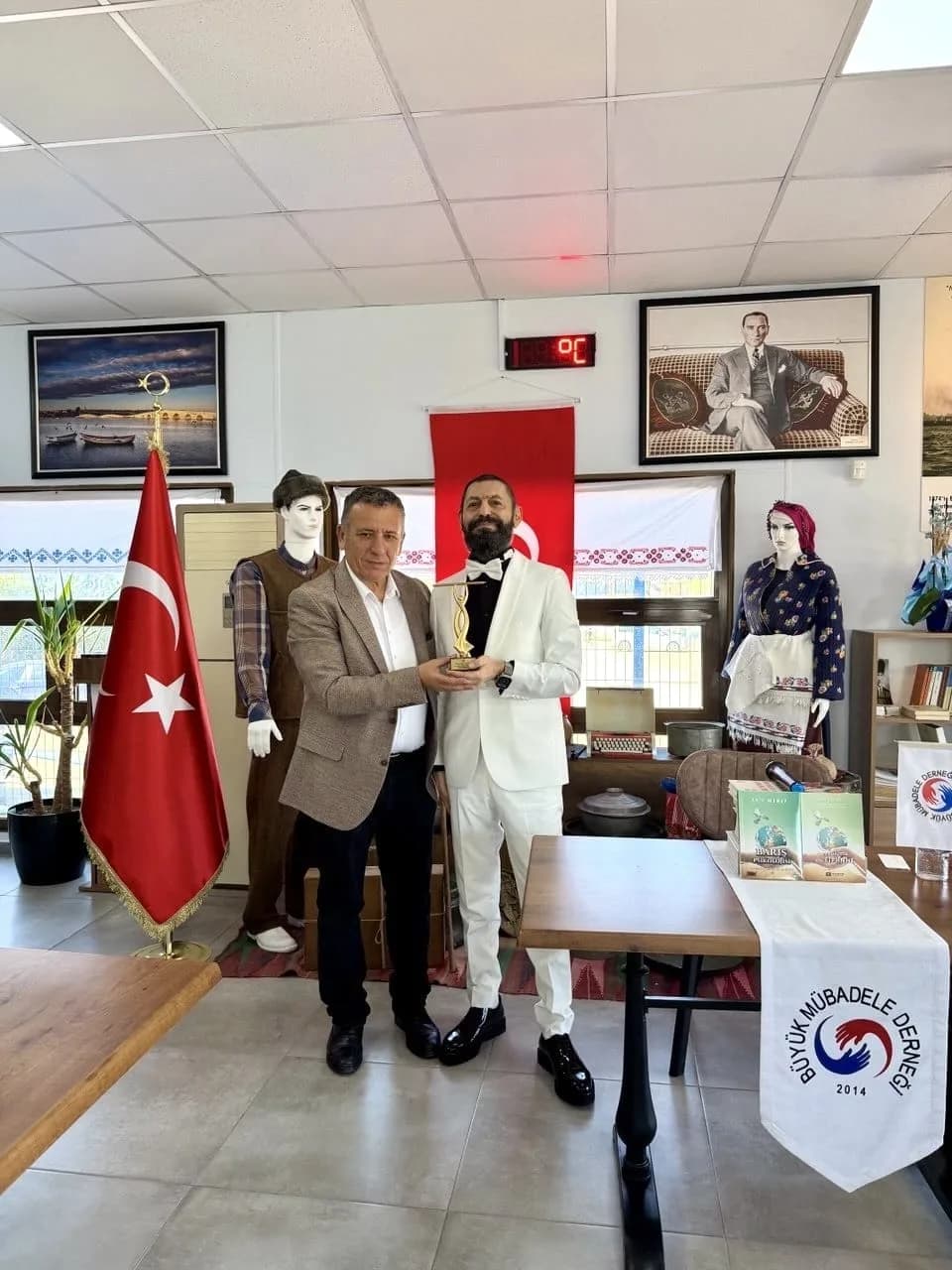Akif Manaf’a “Evrensel Kardeşlik ve Barış Ödülü”