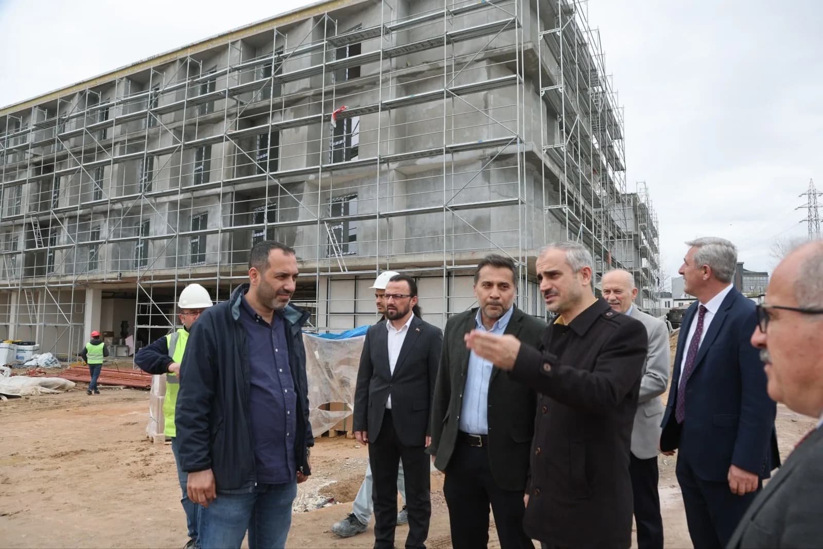 Çayırova Spor Lisesi’nde Çalışmalar Hızla İlerliyor: Başkan Bünyamin Çiftçi Sahada İnceledi