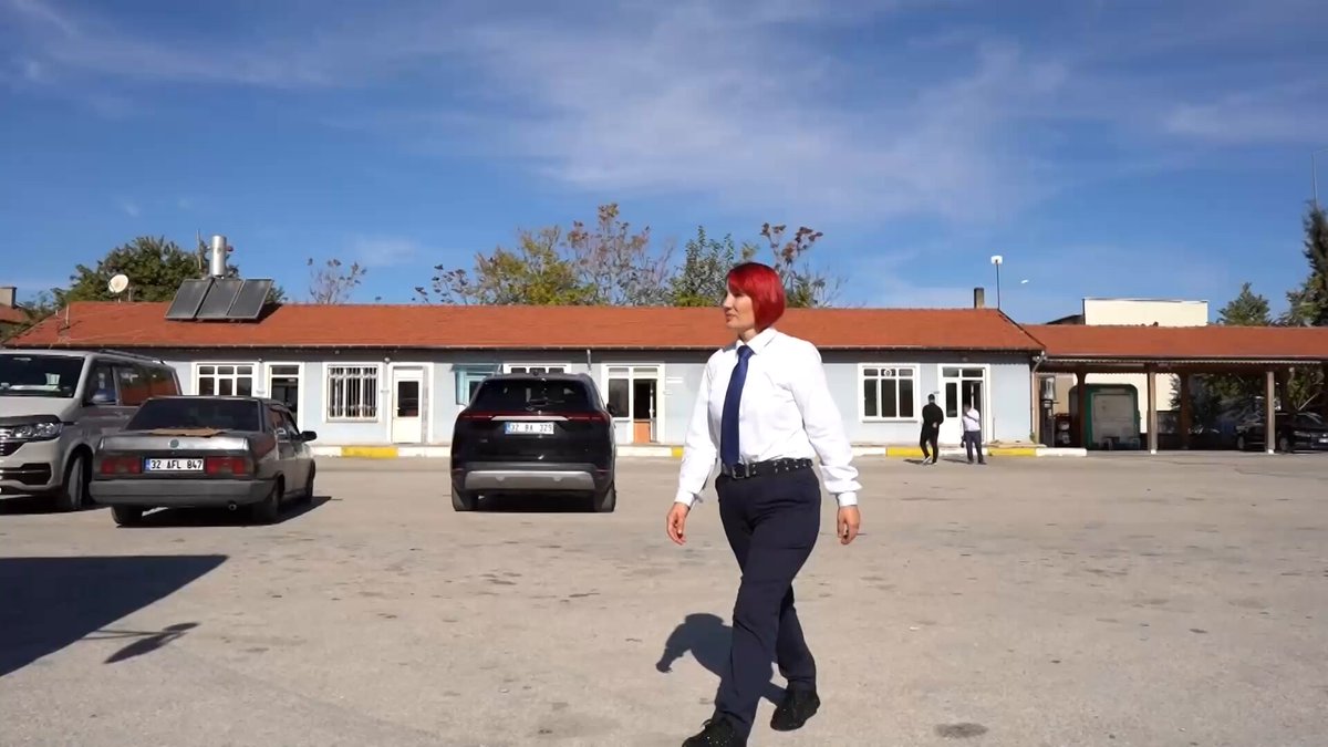 Isparta'da 4 Çocuk Annesi Sevda Gündüz, Çocukluk Hayalini Gerçekleştirip Halk Otobüsü Şoförü Oldu