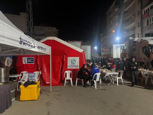 Kocaeli Büyükşehir Ekipleri Gebze'de 7/24 Vatandaşların Hizmetinde