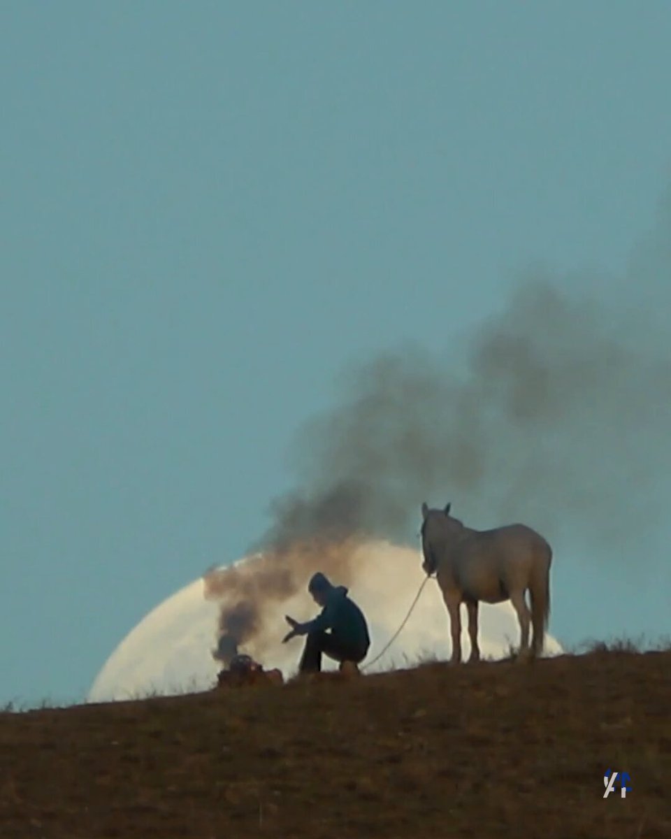 Van Gölü'nde İhtişamlı Dolunay Manzarası