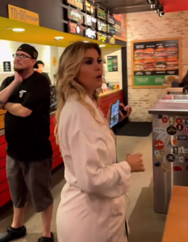 Gülben Ergen'den Şaşırtan Görüntü: Bornozla Hamburgercide