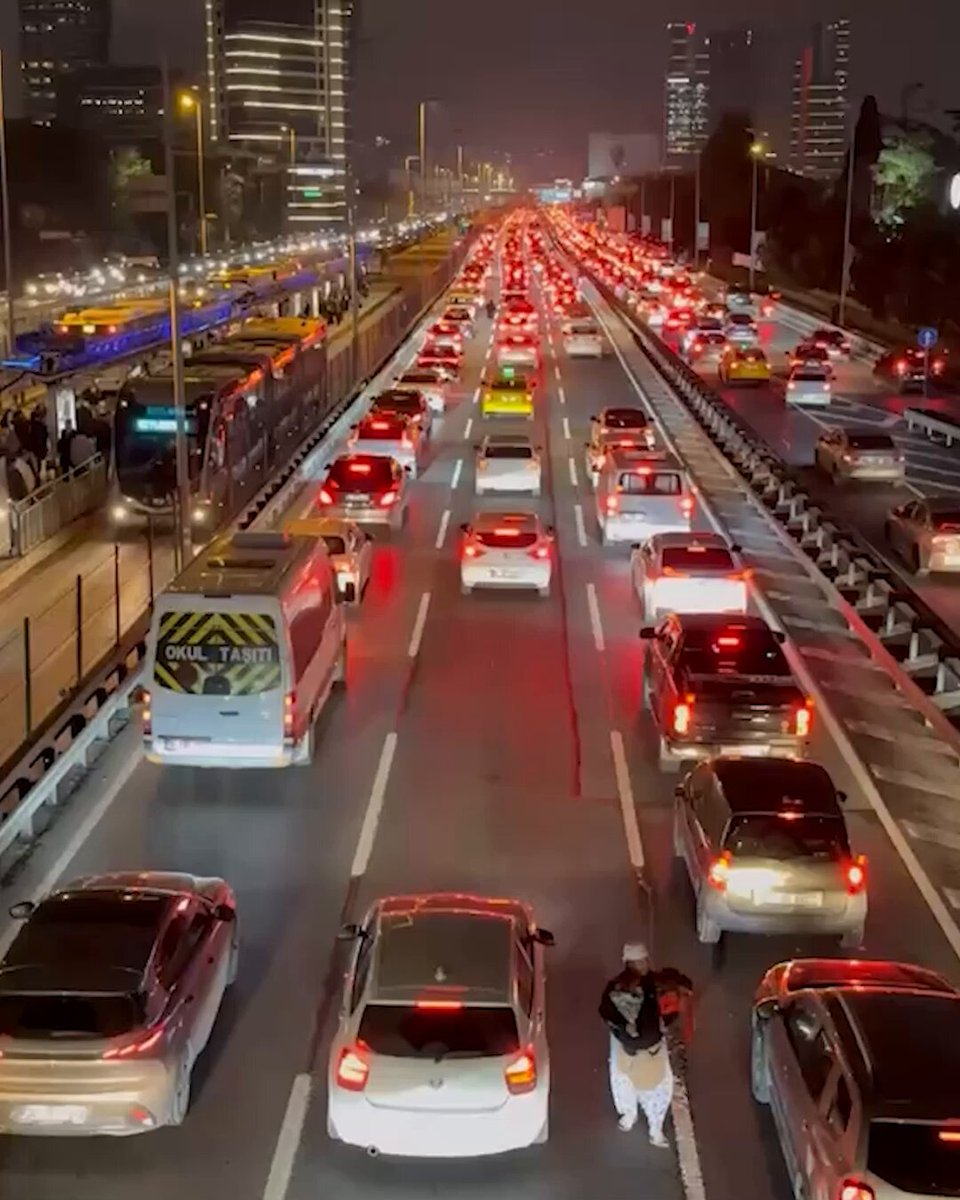 İstanbul'da Akşam Trafiğinde Yoğunluk Yüzde 76'ya Ulaştı