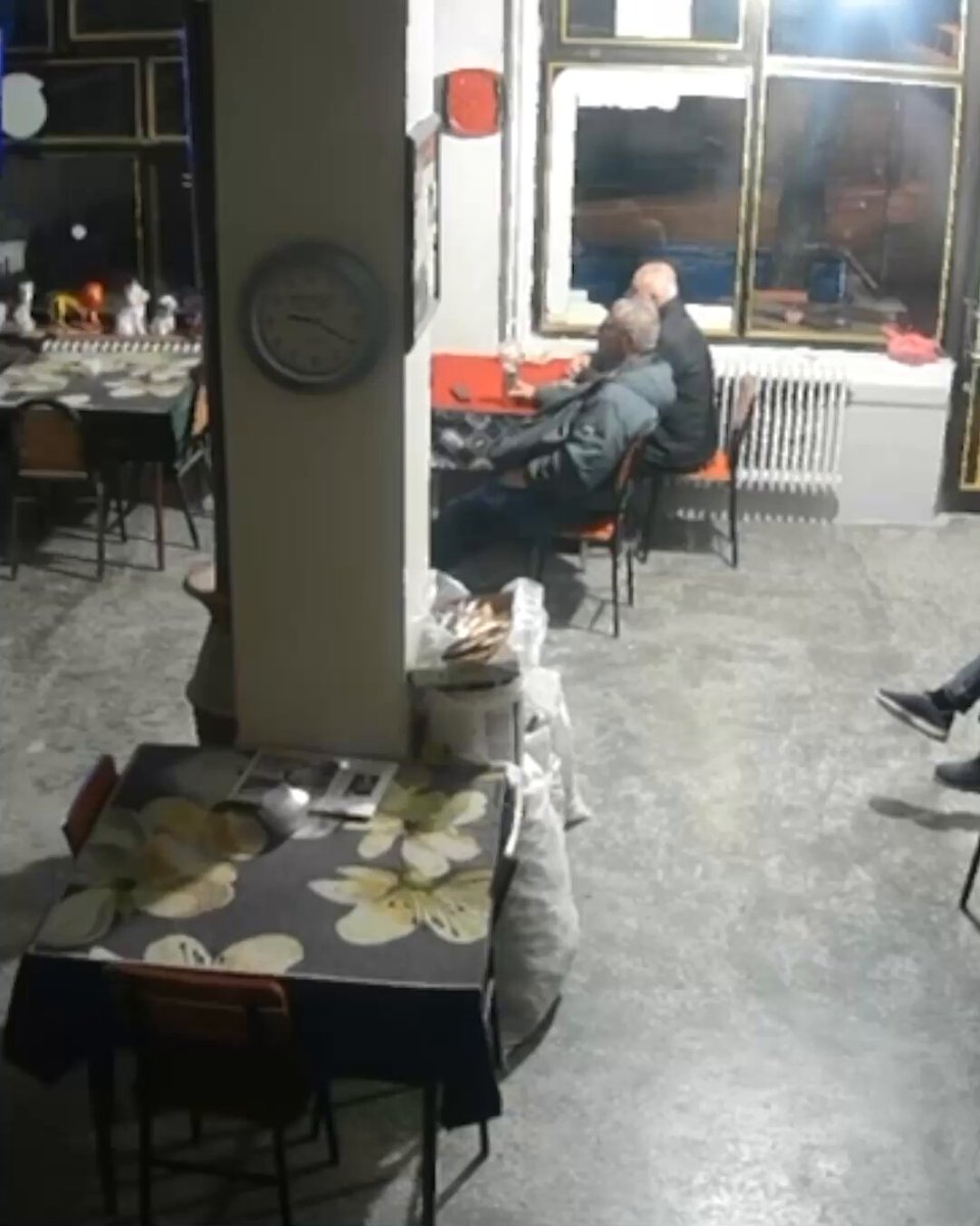 Sındırgı'da 4.9 Büyüklüğündeki Deprem Kahvehanenin Kameralarına Yansıdı