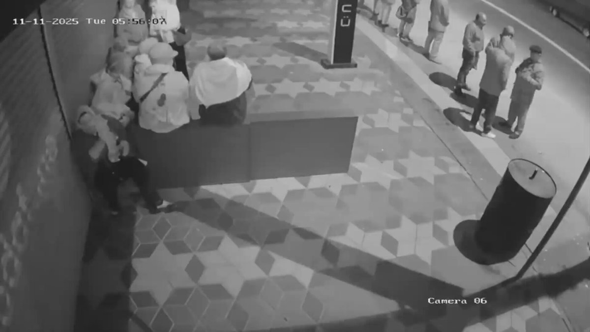 Mamak'ta Otobüs Durağına Araç Çarptı: 6 Kişi Yaralandı