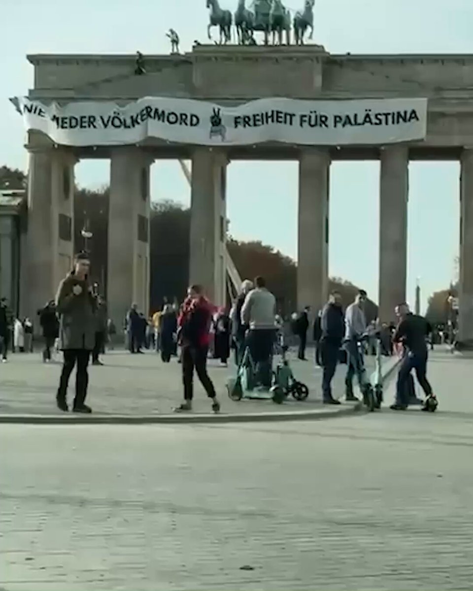 Berlin'de Tarihi Brandenburg Kapısı'na Filistin'e Özgürlük Pankartı Asıldı