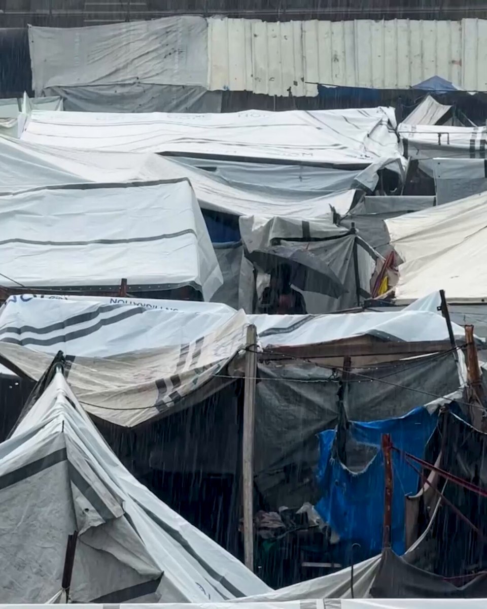 Gazze'deki Şiddetli Hava Koşulları Yerinden Edilmiş Ailelerin Çadırlarını Su Bastı