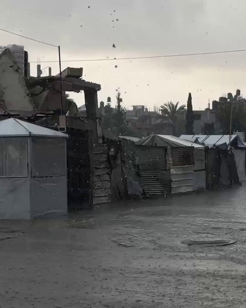 Gazze'deki Şiddetli Sağanak Filistinlilerin Çadırlarını Vurdu