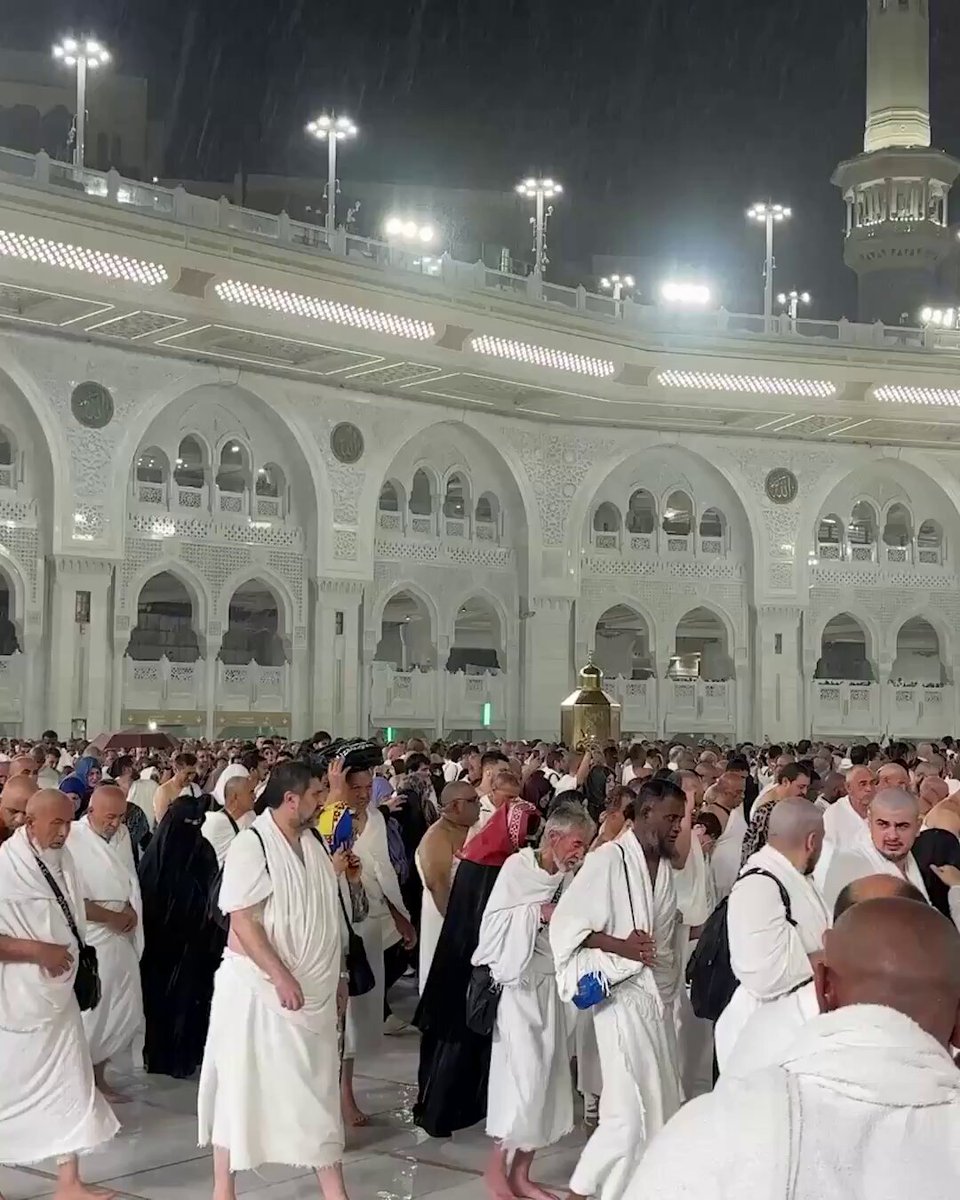 Mekke'de Etkili Sağanak Yağış Kabe'de Görüntülendi