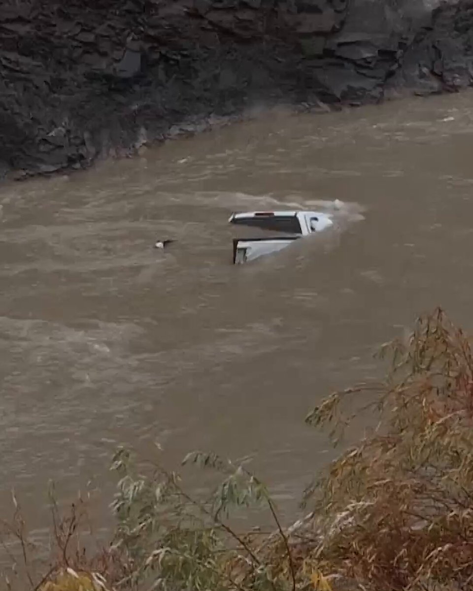 Hakkari'de Uçurumdan Zap Suyu'na Düşen 4 Kişi Botla Kurtarıldı