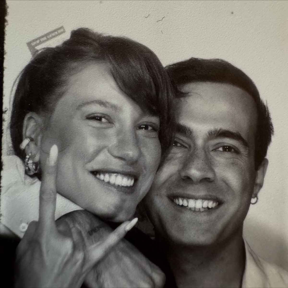 Mert Demir ve Serenay Sarıkaya'dan Yeni Bir Aşk Pozu