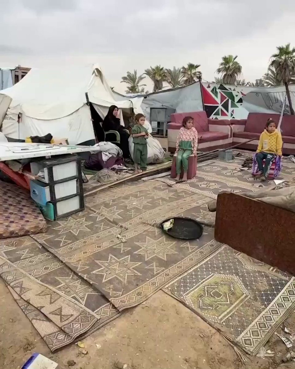 Gazze'deki Filistinli Aileler Yağmur ve Soğuk Havada Hayata Tutunmaya Çalışıyor