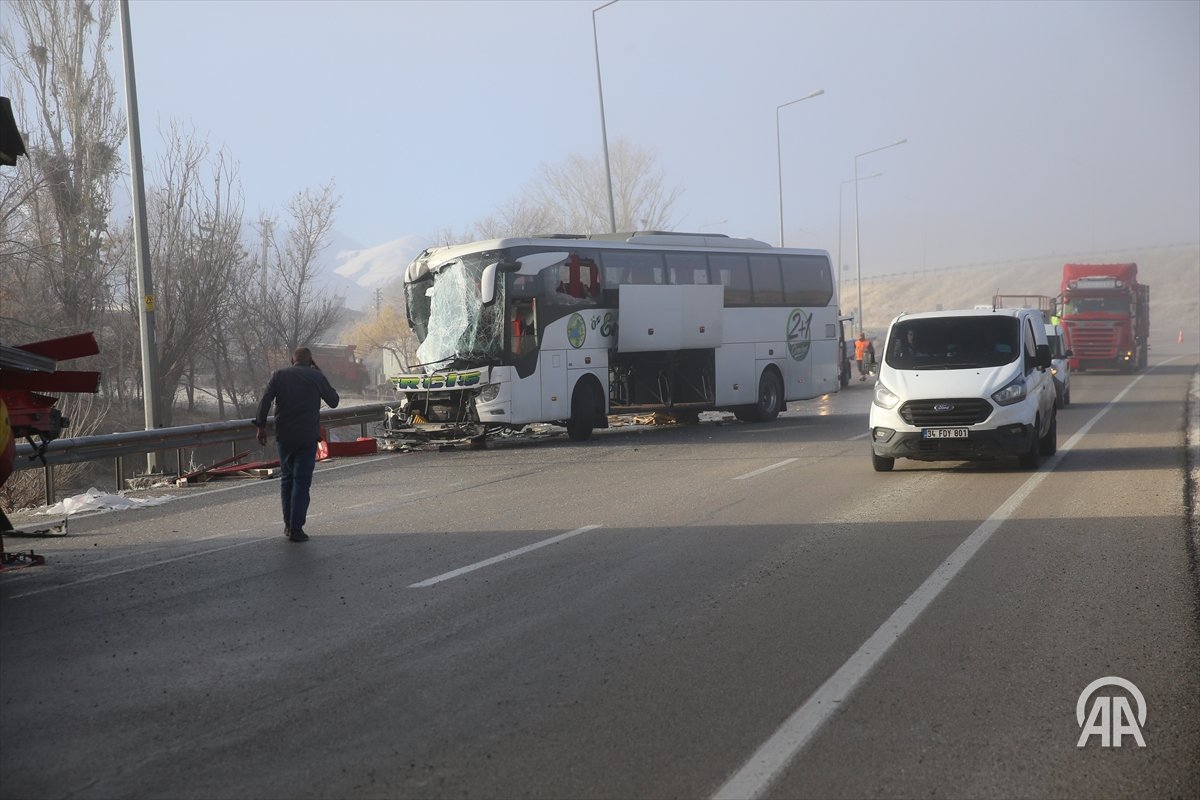 Erzurum'da Otobüs ile Tır Çarpıştı: 11 Yolcu Yaralandı