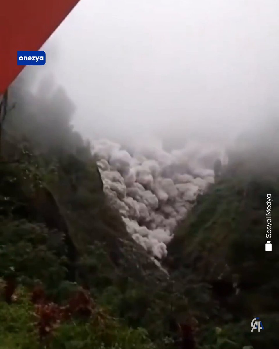 Endonezya'daki Semeru Yanardağı Patladı: Kül Bulutu 800 Metreye Ulaştı