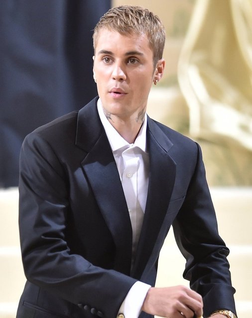 Justin Bieber, Yol Kenarında Yardıma Muhtaç Şarkıcı Buku'ya Destek Oldu