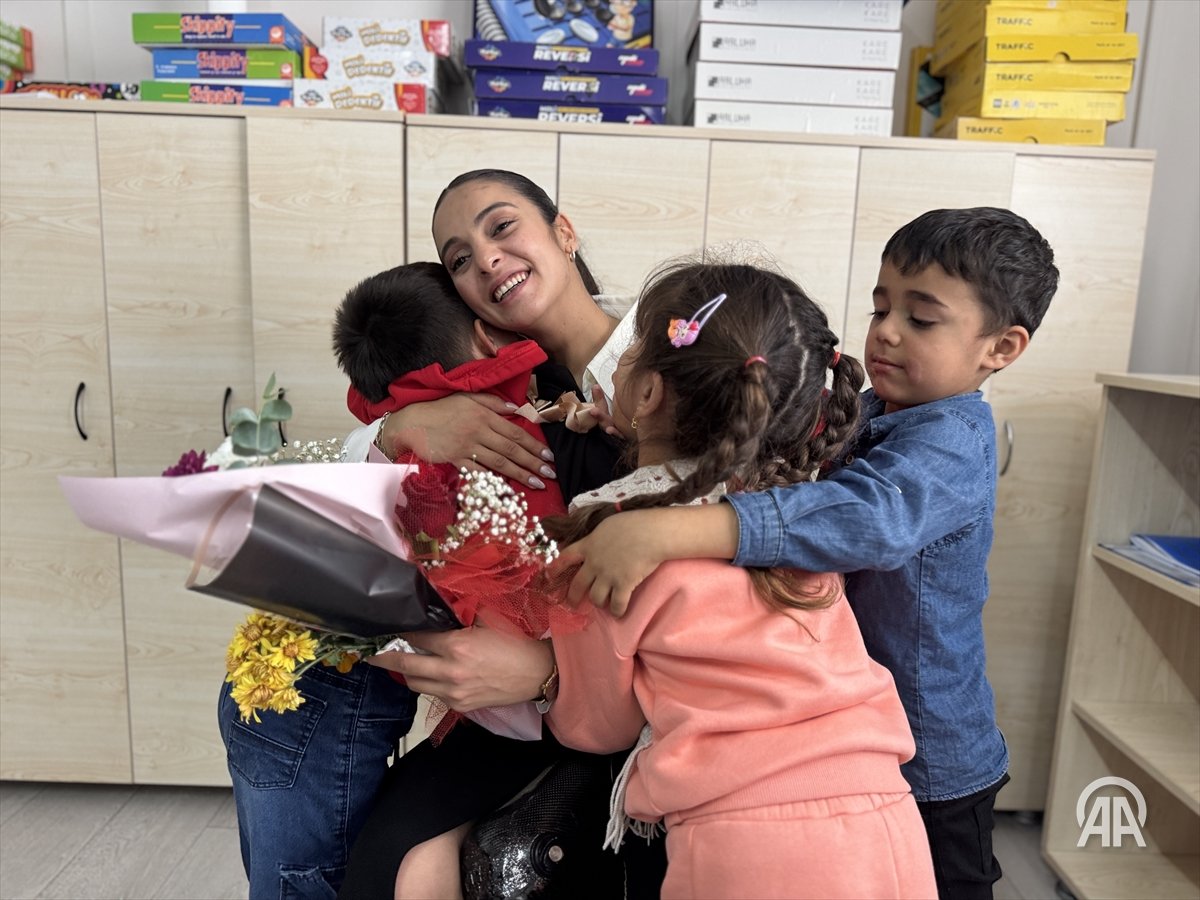 Depremzede Öğretmen Sena Alkan, Protez Ayağıyla Öğrencileriyle Buluştu