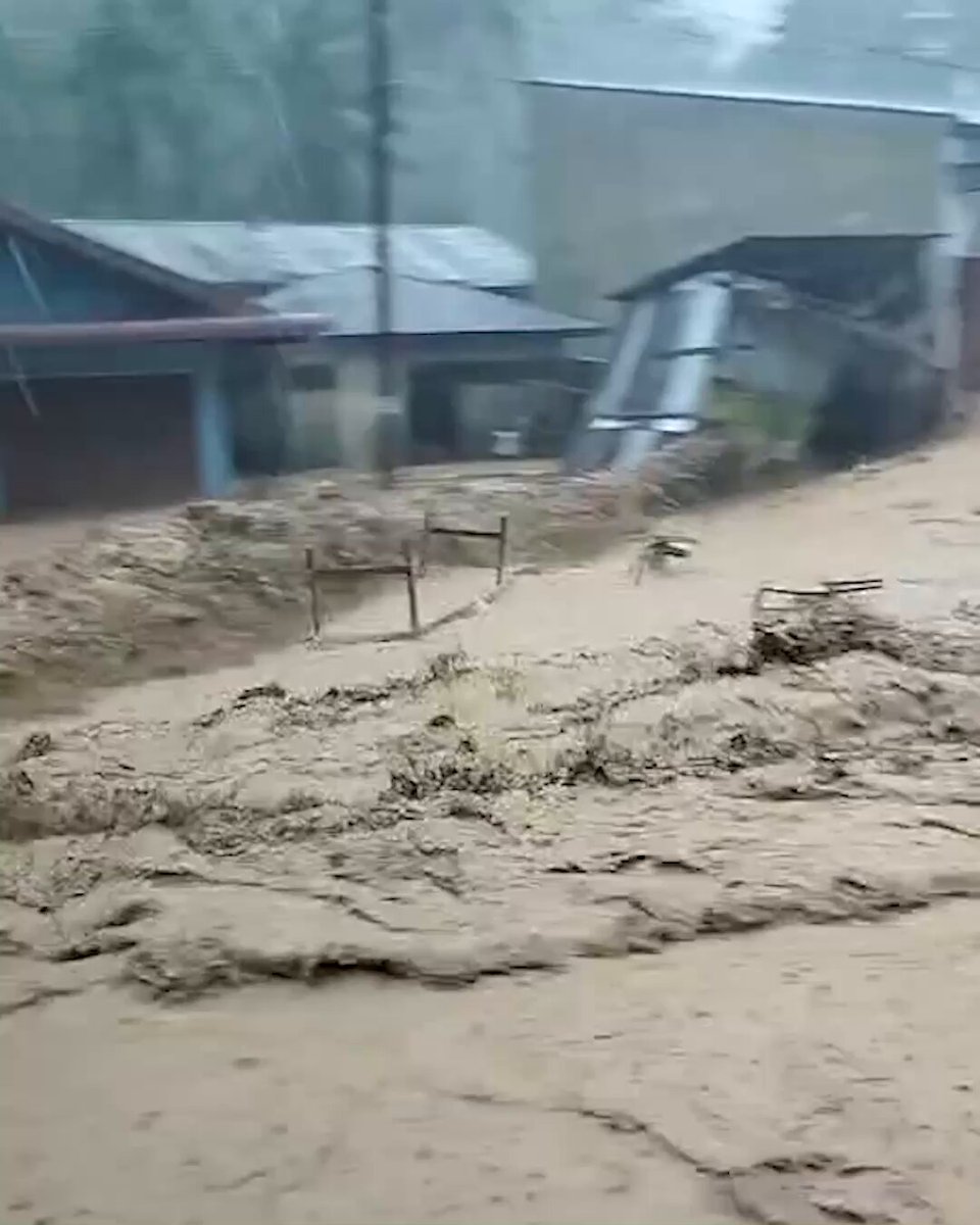 Endonezya'nın Sibolga Kentinde Sel Felaketi: Acil Tahliye Başlatıldı