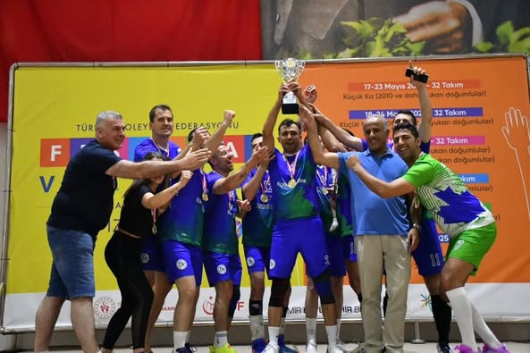 İzmit Belediyespor Veteran Erkek Voleybol Takımı Türkiye Şampiyonu Oldu