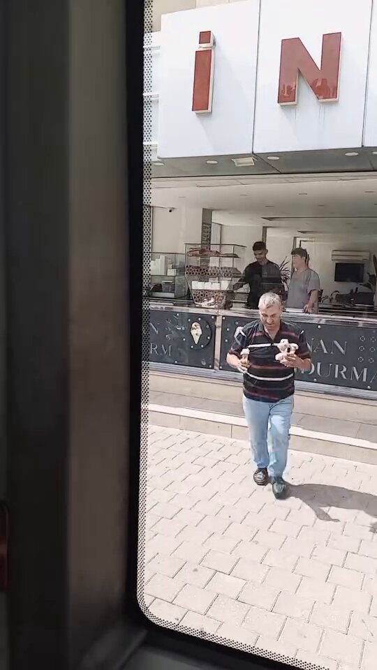 Adana'da Otobüs Şoförü Yolcularına Sıcaktan Sıcaklara Karşı Dondurma İyiliği Yaptı