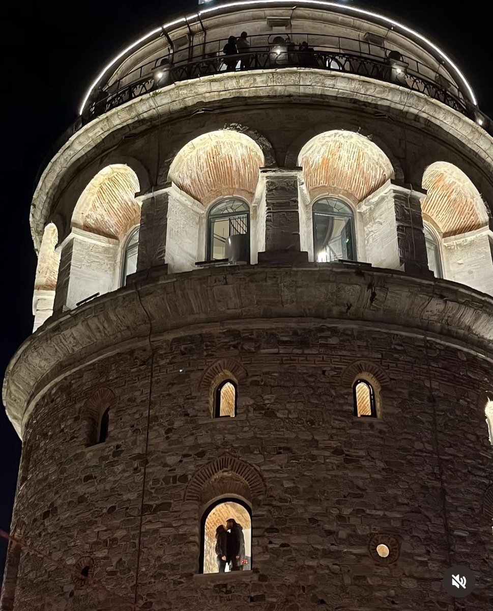Galata Kulesi'nde Romantik Anlar: Çift Görüntülendi